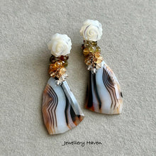 Carica l&#39;immagine nel visualizzatore di Gallery, Mother of pearl flower studs with Mexican fire opal and banded agate dangle earrings