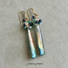 Laden Sie das Bild in den Galerie-Viewer, Multi hue flash Labradorite earrings