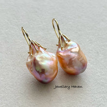 Carica l&#39;immagine nel visualizzatore di Gallery, Metallic iridescent baroque pearl earrings #1