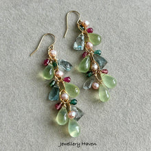 Laden Sie das Bild in den Galerie-Viewer, Prehnite and moss aquamarine earrings (spring theme)