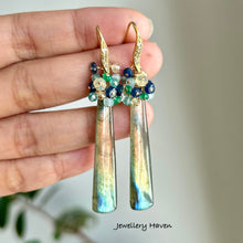 Laden Sie das Bild in den Galerie-Viewer, Multi hue flash Labradorite earrings