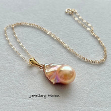 画像をギャラリービューアに読み込む, Metallic iridescent baroque pearl pendant necklace #1