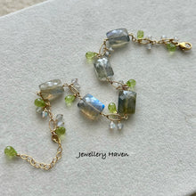 Cargar imagen en el visor de la galería, Labradorite and peridot bracelet