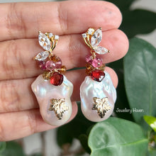 Laden Sie das Bild in den Galerie-Viewer, Rainbow iridescent baroque pearl earrings (Maple leaf series)