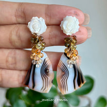 Carica l&#39;immagine nel visualizzatore di Gallery, Mother of pearl flower studs with Mexican fire opal and banded agate dangle earrings