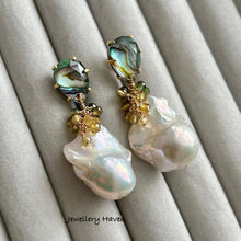 Charger l&#39;image dans la galerie, Iridescent baroque pearl and abalone shell earrings