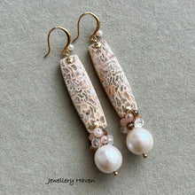 Carica l&#39;immagine nel visualizzatore di Gallery, Petrified Palm wood, white Edison pearl earrings