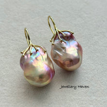 Carica l&#39;immagine nel visualizzatore di Gallery, Metallic iridescent baroque pearl earrings #7