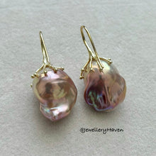 Carica l&#39;immagine nel visualizzatore di Gallery, Metallic iridescent baroque pearl earrings
