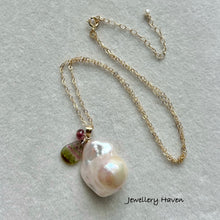 Laden Sie das Bild in den Galerie-Viewer, White baroque pearl, tourmaline slice necklace