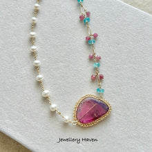 Laden Sie das Bild in den Galerie-Viewer, RESERVED FOR A ... Pink tourmaline slice, apatite and pearl necklace