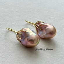 Charger l&#39;image dans la galerie, Metallic iridescent baroque pearl earrings #8