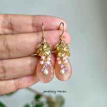 Laden Sie das Bild in den Galerie-Viewer, Peach moonstone, champagne zircon, pink opal earrings