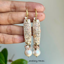 Carica l&#39;immagine nel visualizzatore di Gallery, Petrified Palm wood, white Edison pearl earrings