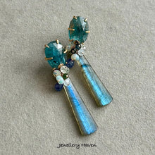 画像をギャラリービューアに読み込む, Blue flash labradorite and teal moss kyanite studs earrings