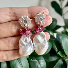 Laden Sie das Bild in den Galerie-Viewer, Stalactite stud, baroque pearl and vibrant Pink tourmaline dangle earrings