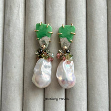 Laden Sie das Bild in den Galerie-Viewer, Iridescent white baroque pearl, tourmaline and Variscite studs earrings
