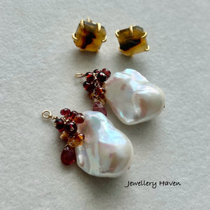 Montana agate with white iridescent baroque pearl earrings (detachable)