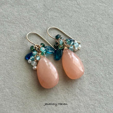 Carica l'immagine nel visualizzatore di Gallery, Peach moonstone, green tourmaline, blue kyanite earrings