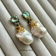 Charger l&#39;image dans la galerie, Iridescent baroque pearl and abalone shell earrings
