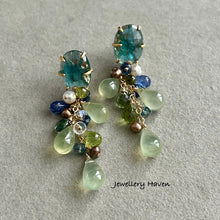 Cargar imagen en el visor de la galería, Prehnite, peridot clusters and teal moss kyanite studs earrings