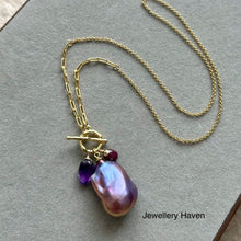 Laden Sie das Bild in den Galerie-Viewer, Deep purplish iridescent baroque pearl toggle necklace