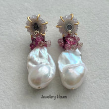 Cargar imagen en el visor de la galería, Stalactite stud, baroque pearl and vibrant Pink tourmaline dangle earrings
