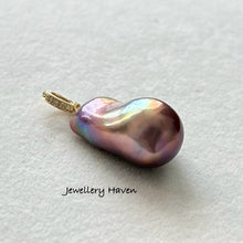 Carica l&#39;immagine nel visualizzatore di Gallery, Aurora metallic iridescent baroque pearl pendant