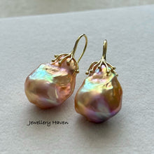 Charger l&#39;image dans la galerie, Metallic iridescent baroque pearl earrings #3