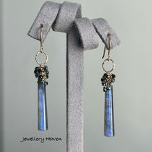 Laden Sie das Bild in den Galerie-Viewer, Blue flash labradorite earrings
