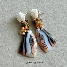 Carica l&#39;immagine nel visualizzatore di Gallery, Mother of pearl flower studs with Mexican fire opal and banded agate dangle earrings