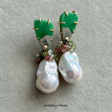 Laden Sie das Bild in den Galerie-Viewer, Iridescent white baroque pearl, tourmaline and Variscite studs earrings