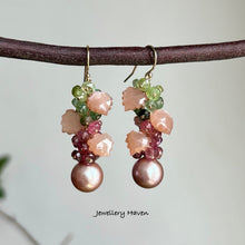 Laden Sie das Bild in den Galerie-Viewer, Round fresh water pearl, peach moonstone and tourmalines earrings