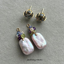 Cargar imagen en el visor de la galería, Iridescent lavender pearls and round abalone shell stud earrings (detachable dangle)