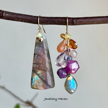 Laden Sie das Bild in den Galerie-Viewer, Purplish orange flash Labradorite earrings