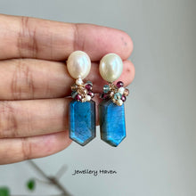 Laden Sie das Bild in den Galerie-Viewer, Labradorite and pearl studs earrings