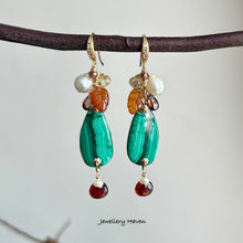 Laden Sie das Bild in den Galerie-Viewer, Malachite, pearl, garnet and zircon earrings