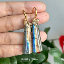 Laden Sie das Bild in den Galerie-Viewer, Sunset blue mix flash labradorite earrings