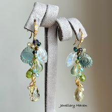 Charger l&#39;image dans la galerie, Teal green carved fluorite earrings