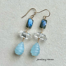 Laden Sie das Bild in den Galerie-Viewer, Icy blue aquamarine tier drop earrings