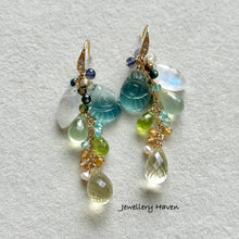 Charger l&#39;image dans la galerie, Teal green carved fluorite earrings