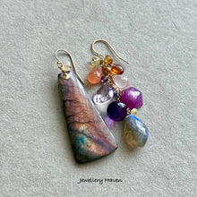 Laden Sie das Bild in den Galerie-Viewer, Purplish orange flash Labradorite earrings