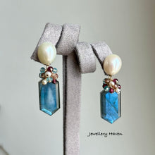 Laden Sie das Bild in den Galerie-Viewer, Labradorite and pearl studs earrings