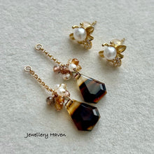 Cargar imagen en el visor de la galería, Montana agate with bee fresh water pearl studs earrings (detachable)