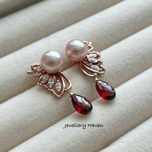 Laden Sie das Bild in den Galerie-Viewer, Butterfly pearl studs with garnet