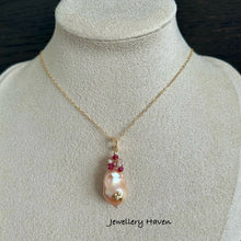 Cargar imagen en el visor de la galería, Bee pinkish peach baroque pearl pendant necklace