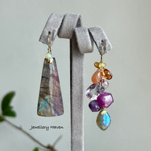 Laden Sie das Bild in den Galerie-Viewer, Purplish orange flash Labradorite earrings