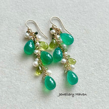 画像をギャラリービューアに読み込む, Green onyx, peridot and pearls earrings