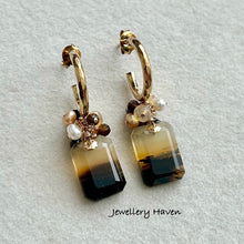 Cargar imagen en el visor de la galería, Montana agate hoop stud earrings