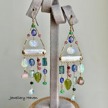 Carica l&#39;immagine nel visualizzatore di Gallery, Blooms pearl chandelier earrings